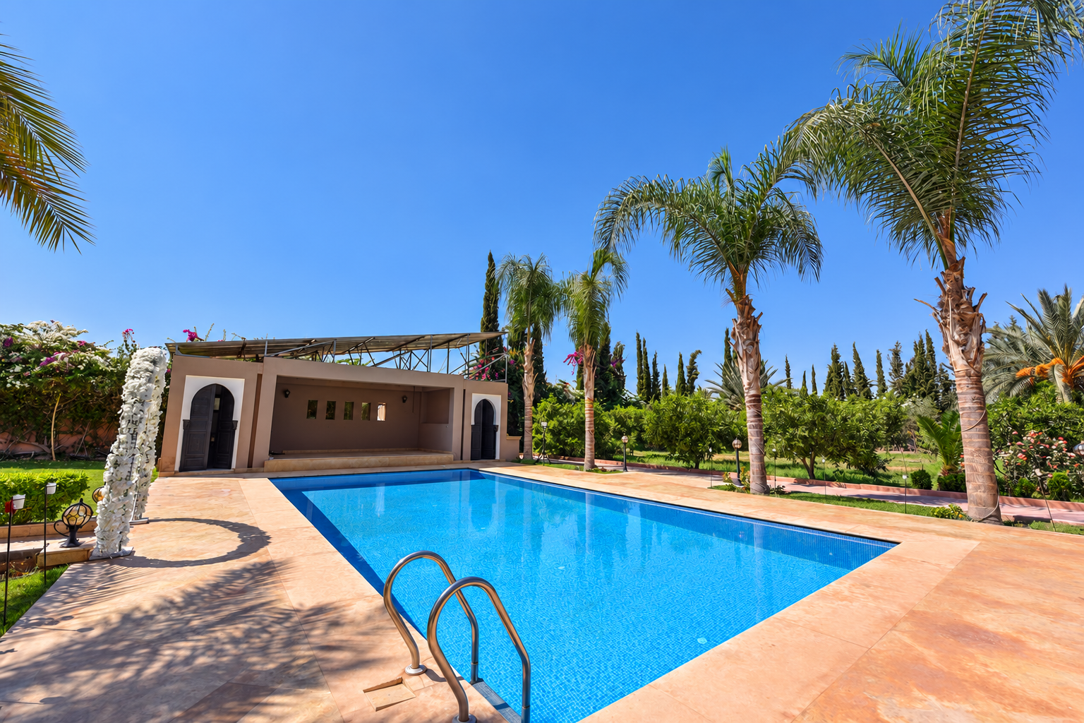Swimming pool and palm garden at the Marrakech luxury residence.
